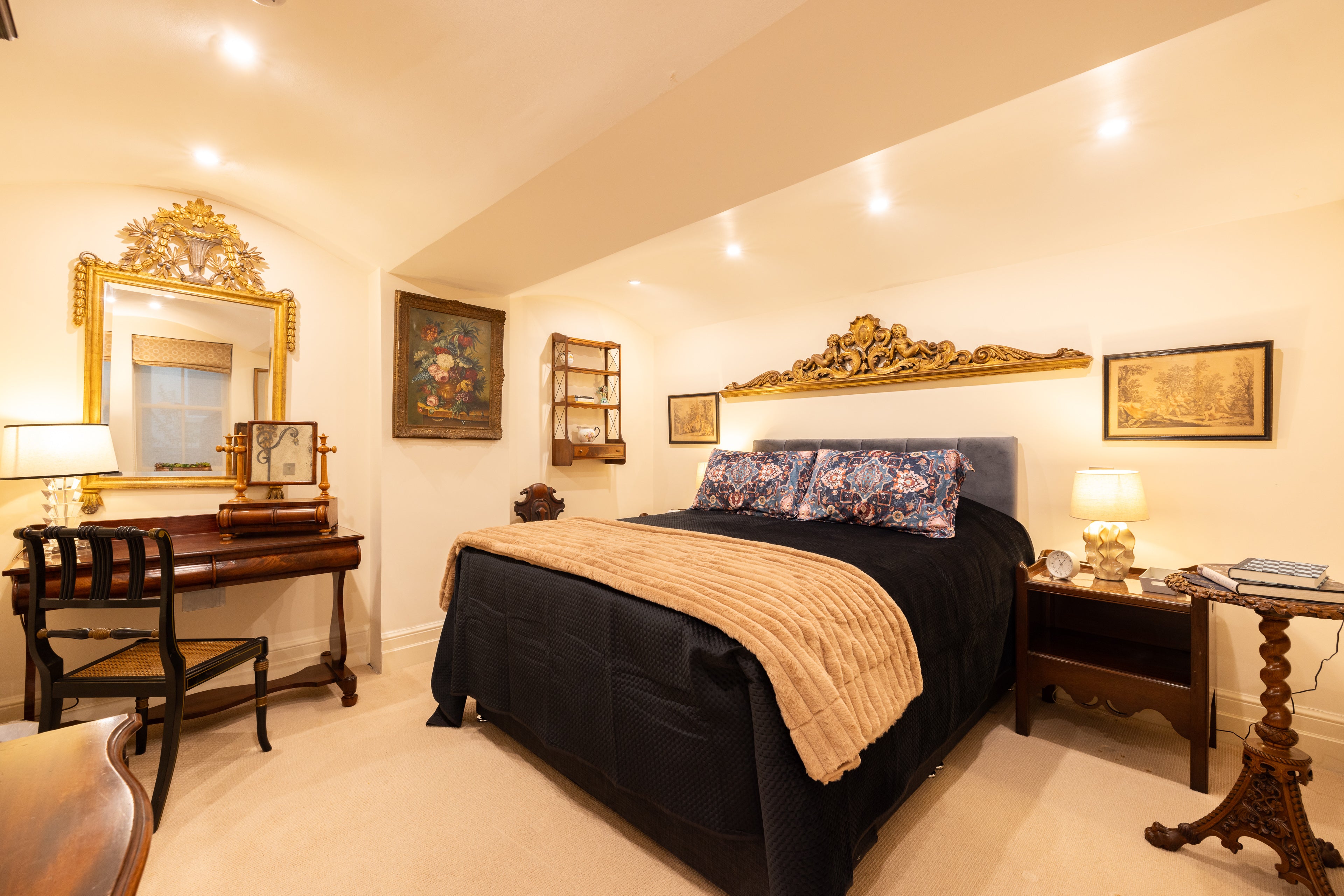 PADDINGTON | The Victorian Pub — Sleeps 8 • 4 Beds • 3 Baths