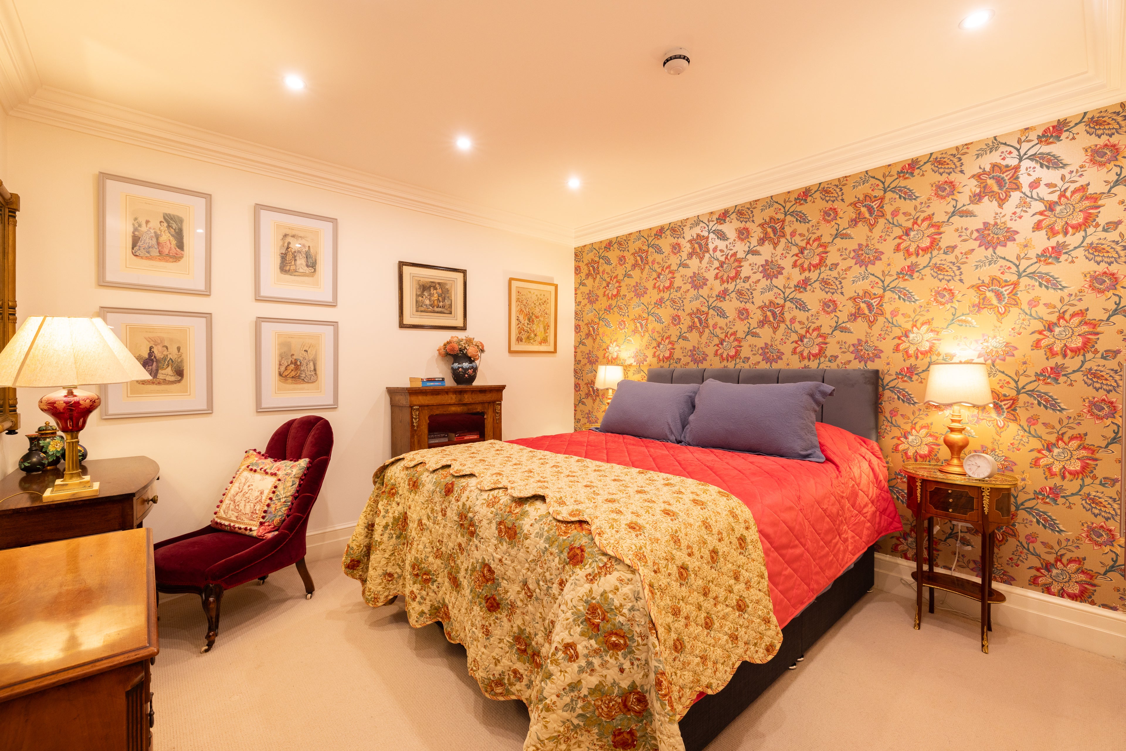 PADDINGTON | The Victorian Pub — Sleeps 8 • 4 Beds • 3 Baths