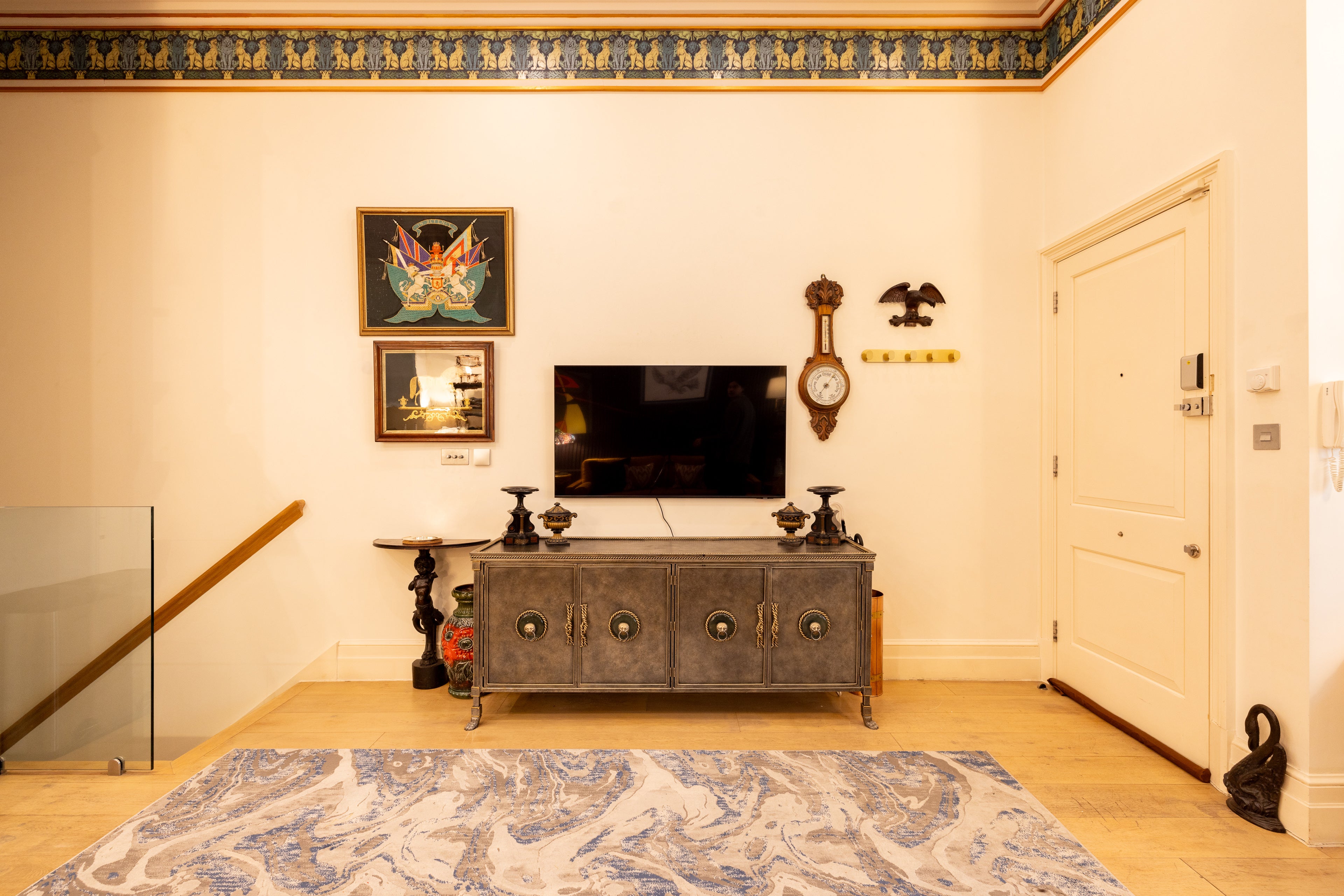 PADDINGTON | The Victorian Pub — Sleeps 8 • 4 Beds • 3 Baths