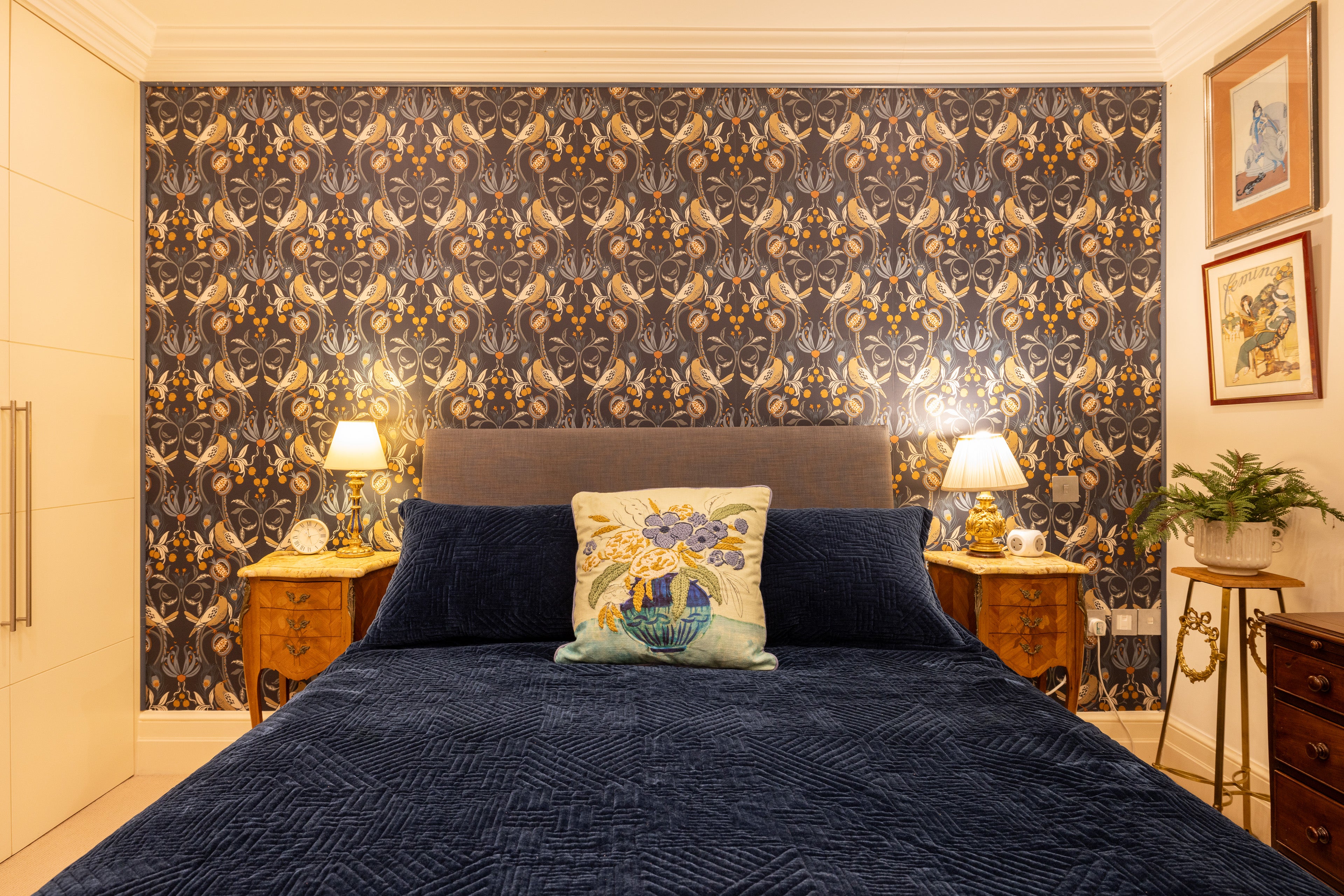 PADDINGTON | The Victorian Pub — Sleeps 8 • 4 Beds • 3 Baths