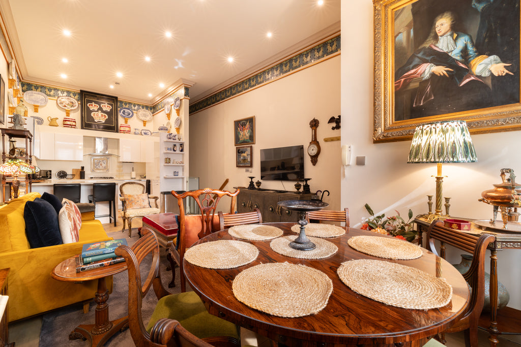 PADDINGTON | The Victorian Pub — Sleeps 8 • 4 Beds • 3 Baths