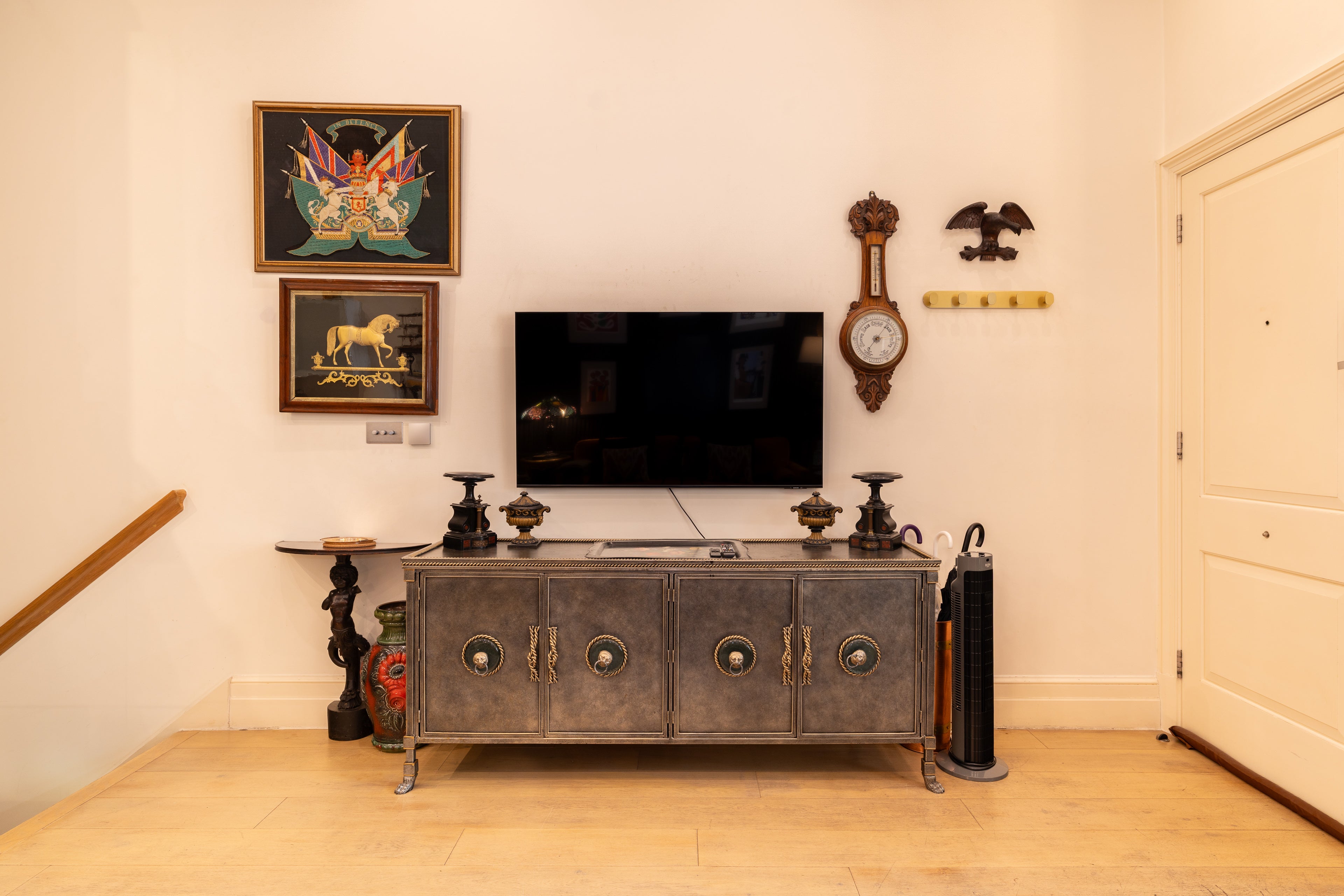 PADDINGTON | The Victorian Pub — Sleeps 8 • 4 Beds • 3 Baths