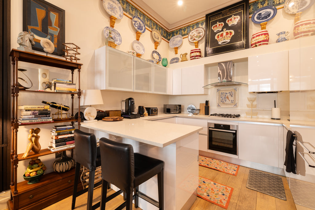PADDINGTON | The Victorian Pub — Sleeps 8 • 4 Beds • 3 Baths