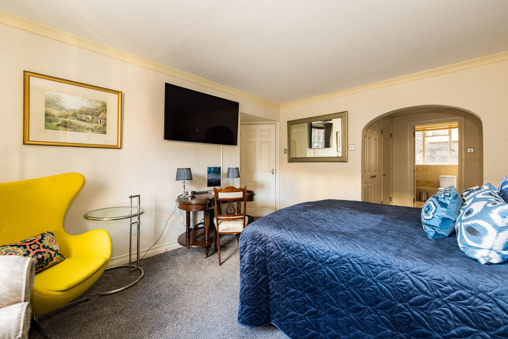 MAYFAIR | The Penthouse — Sleeps 6 • 3 Beds • 2 Baths